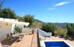 Pool mit Blick nach Osten mit Markise